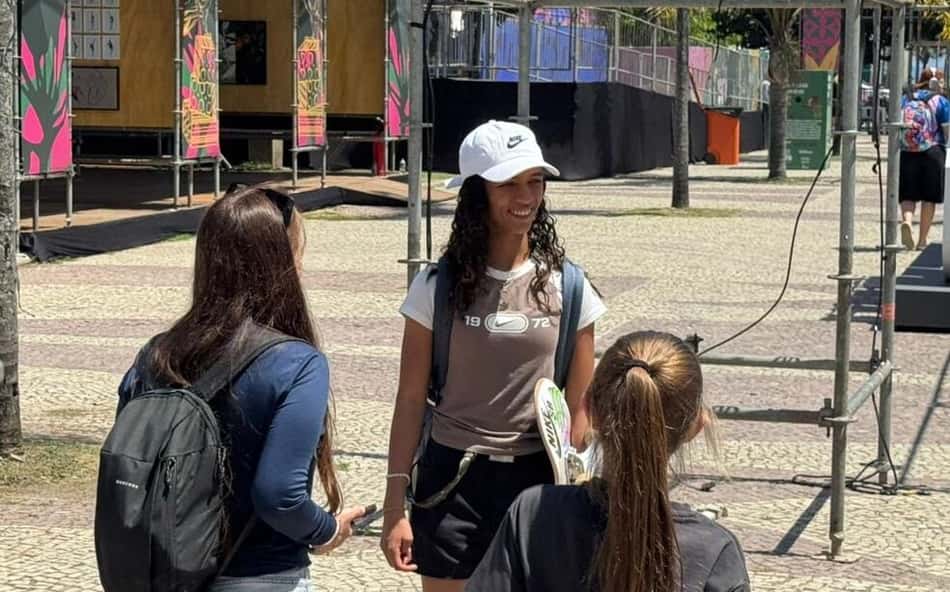 No Rio, Rayssa Leal recebe fãs antes de disputar STU Pro Tour