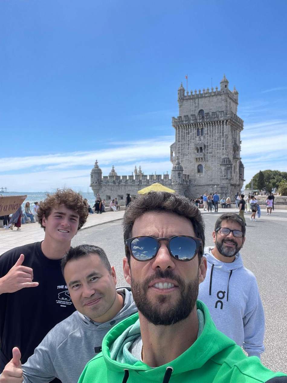 João Fonseca com o preparador físico Emmanuel Jiménez, o técnico Guilherme Teixeira e o fisioterapeuta Egídio Magalhães (Foto: Arquivo pessoal)