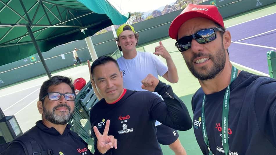 João Fonseca com o fisioterapeuta Egídio Magalhães (e), o preparador físico Emmanuel Jiménez e o técnico Guilherme Teixeira (Foto: Arquivo pessoal)