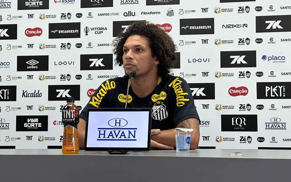 Willian Arão conversou com a imprensa no CT Rei Pelé, nesta sexta-feira (14). (Foto: Juliana Yamoka; Lance!)