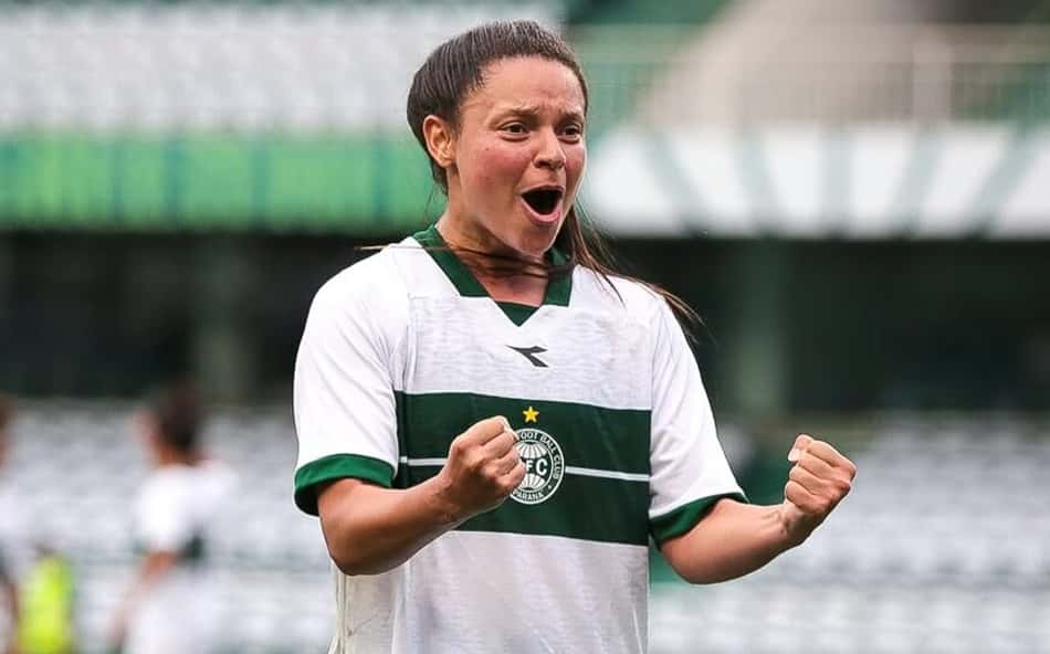Recém-contratada pelo Coritiba, atacante marca dois gols no Paranaense Feminino
