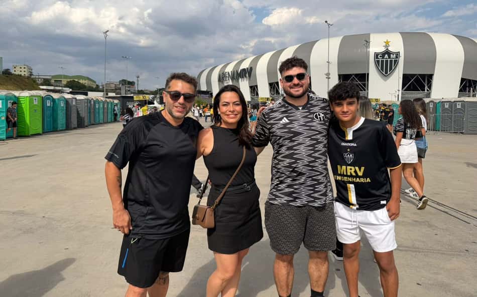 Torcedores do Atlético-MG antes da final da Sul-Americana na festa montada na Arena MRV, em Belo Horizonte