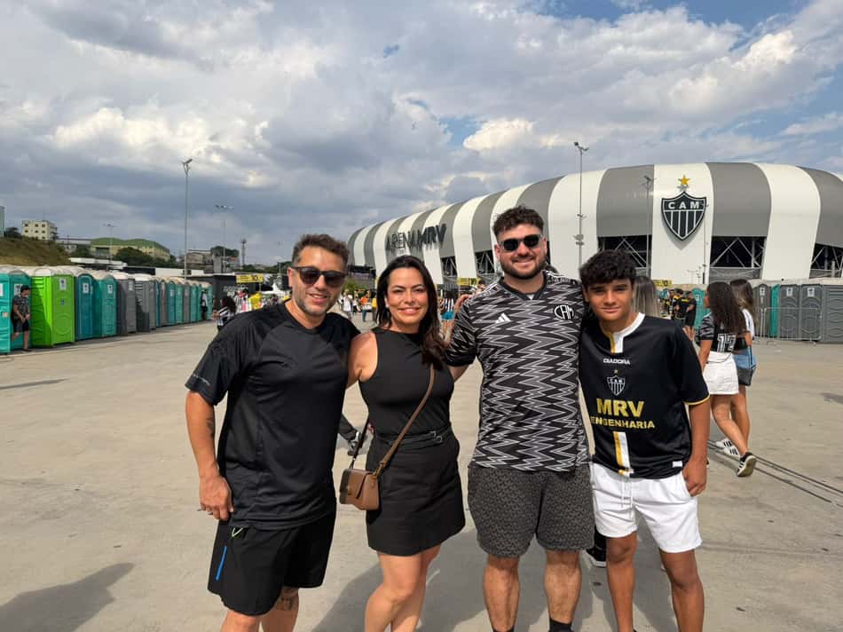 Torcedores do Atlético-MG antes da final da Sul-Americana na festa montada na Arena MRV, em Belo Horizonte