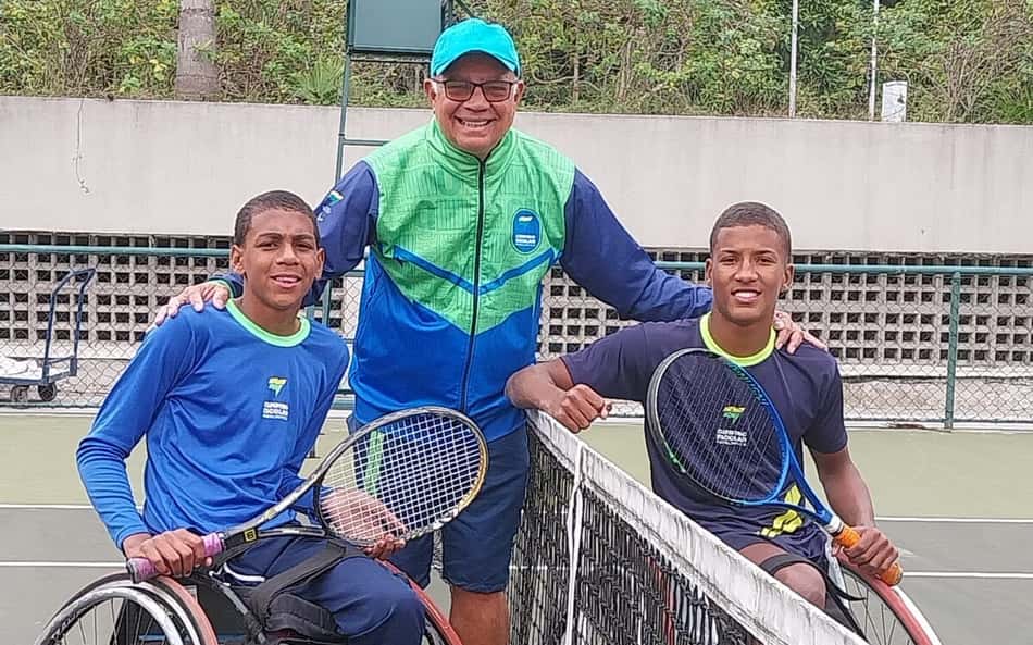 Sérgio Alves, do projeto Cadeiras na Quadra, com Pedro (d) e Marquinhos (Arquivo pessoal)