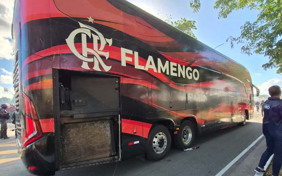 AeroFla termina em confusão e com ônibus do Flamengo danificado