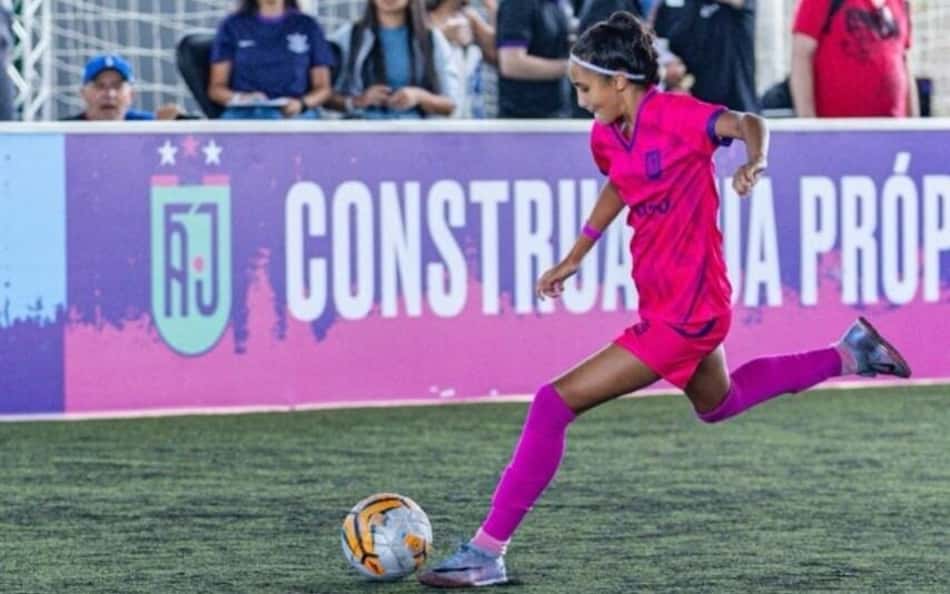 Meia realiza sonho de jogar na base do Corinthians com ajuda de IA