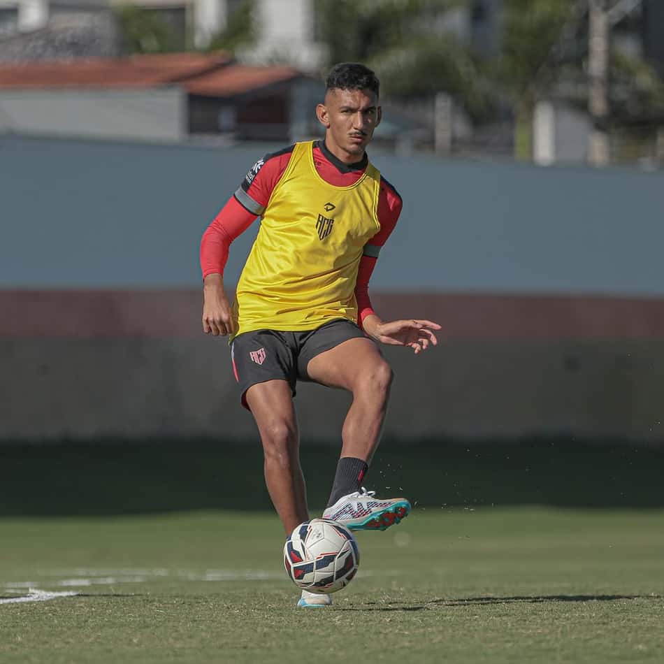 Renato pelo Atlético-GO (Foto: Bruno Corsino)