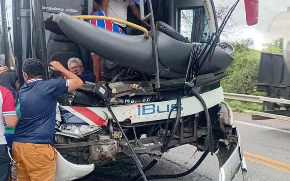 Ônibus que retornava com torcedores do Fortaleza de Bragança Paulista sofre acidente