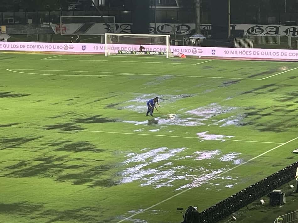 Colaboradores utilizam rodos para ajudar a água a escoar (Foto: Pedro Cobalea/Lance!)