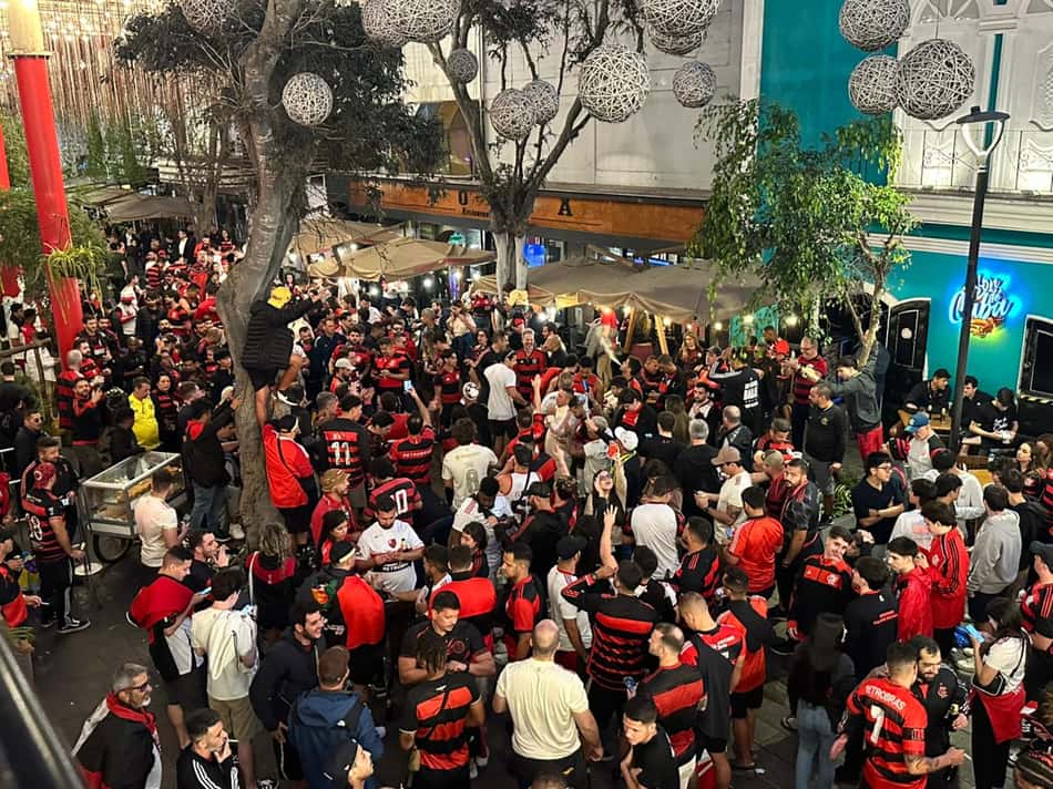 Torcida do Flamengo em Lima para a final da Libertadores (Foto: Lucas Bayer / Lance!)