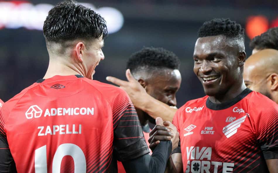 Meia argentino e atacante colombiano entram no top-10 estrangeiros com mais gols pelo Athletico