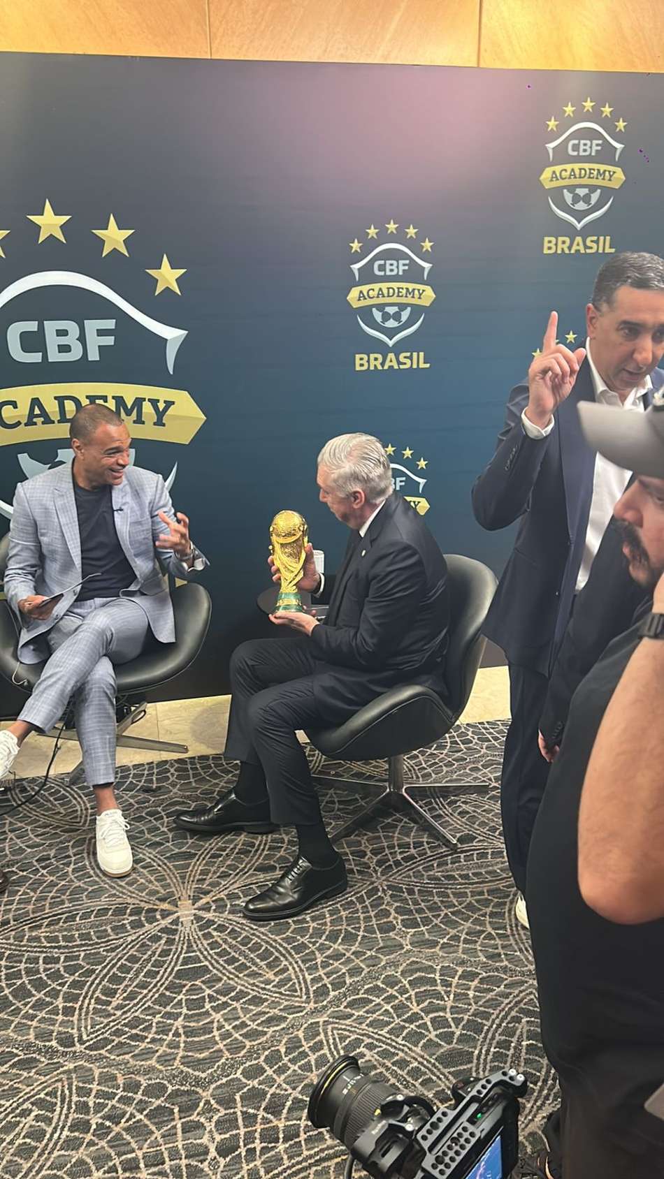 Ao lado de Denilson, Carlo Ancelotti segura a taça da Copa do Mundo