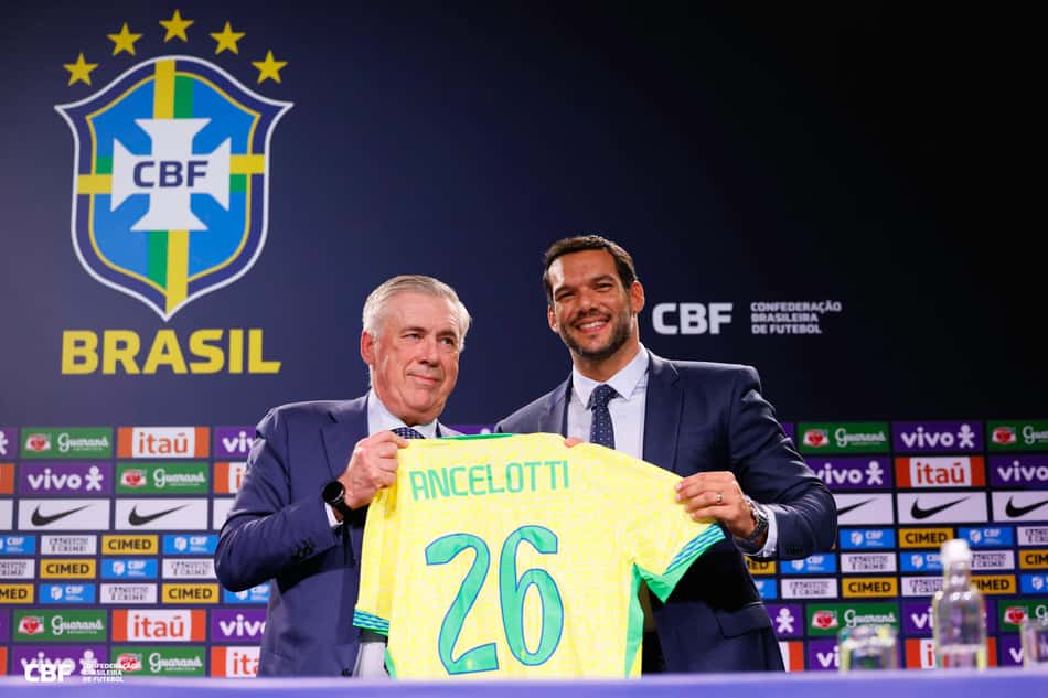 Carlo Ancelotti e Samir Xaud, presidente da CBF, exibem a camisa da Seleção Brasileira com o nome do treinador italiano