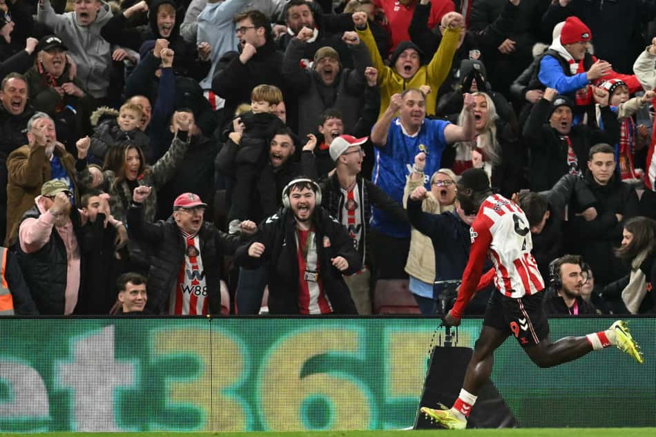 Pela Premier League, Sunderland e Arsenal empataram por 2 a 2 (Foto: Oli SCARFF / AFP)