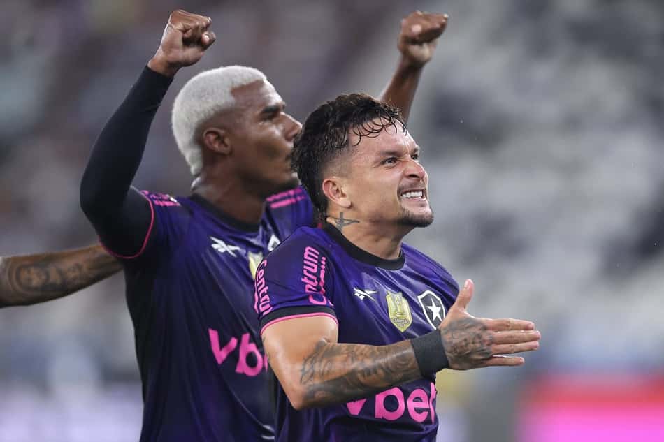 Artur e Cuiabano comemoram gol do Botafogo contra o Grêmio (Foto: Vitor Silva / Botafogo)