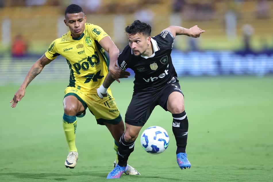 Artur em ação no jogo entre Mirassol e Botafogo (Foto: Vitor Silva / Botafogo)