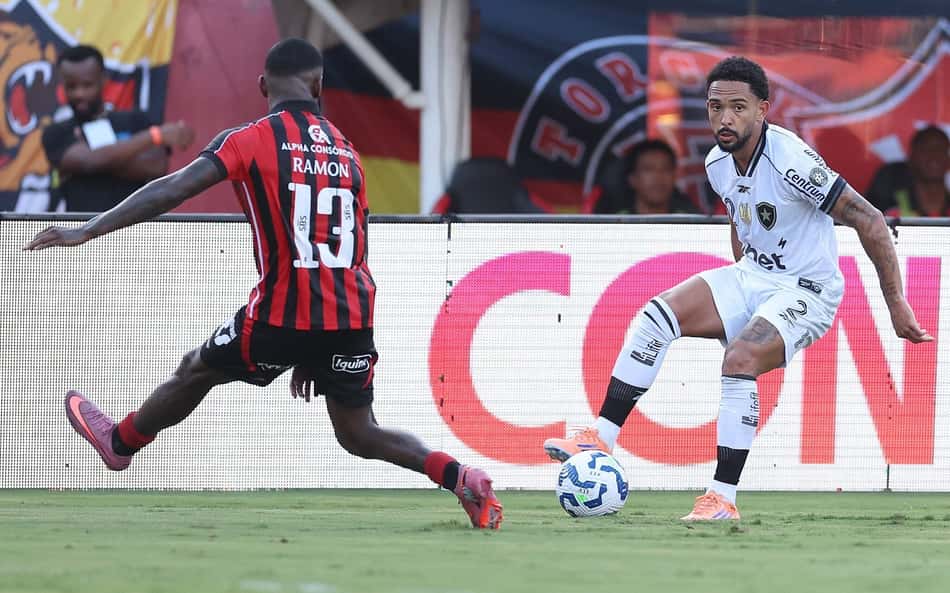 Após empate, Vitinho lamenta chances perdidas pelo Botafogo