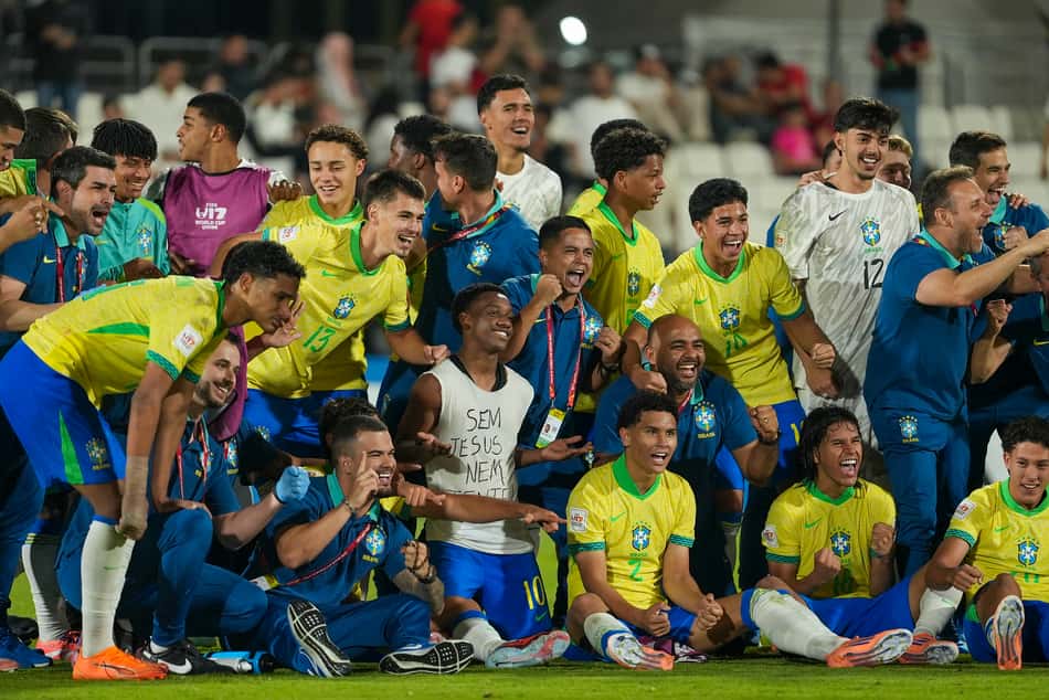 Brasil Sub-17 comemora vitória e classificação à semifinal da Copa do Mundo da categoria