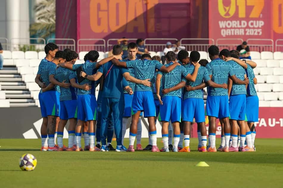 Elenco do Brasil antes da partida contra a Itália no Mundial sub-17 (Foto: Nelson Termé/CBF)