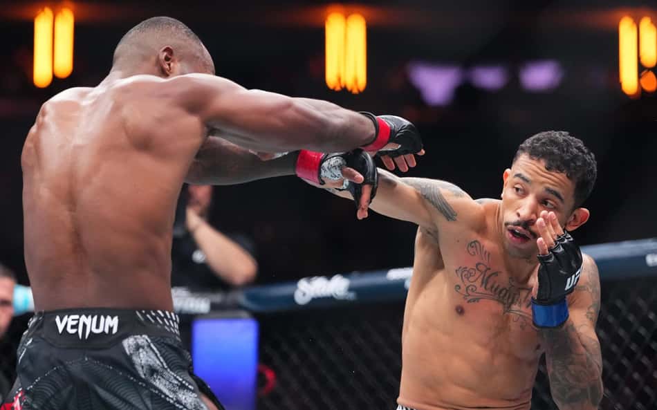 Carlos Prates leva premiação por nocaute no UFC 322; confira