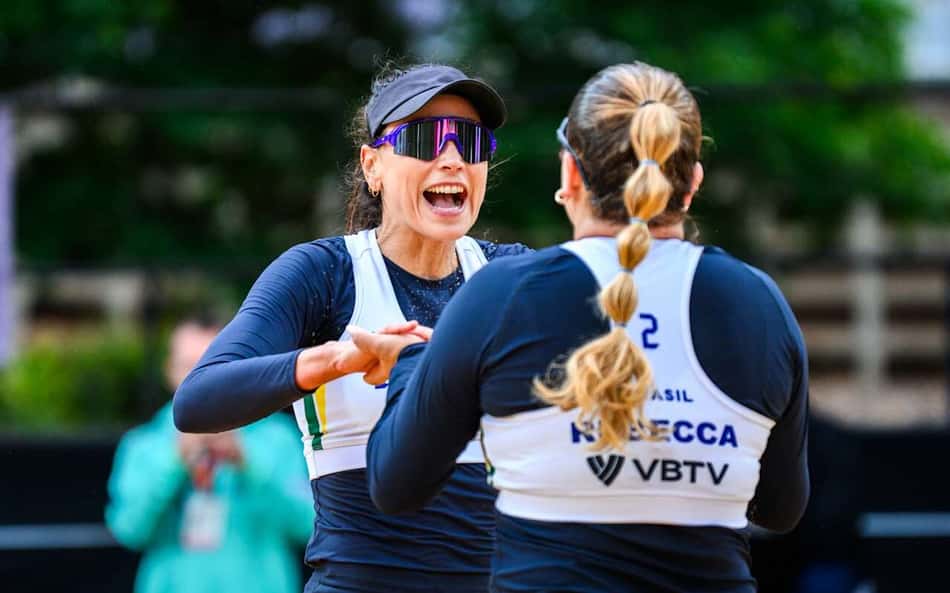 Carol Solberg e Rebecca no Mundial de Vôlei de Praia (Foto: Volleyball World)