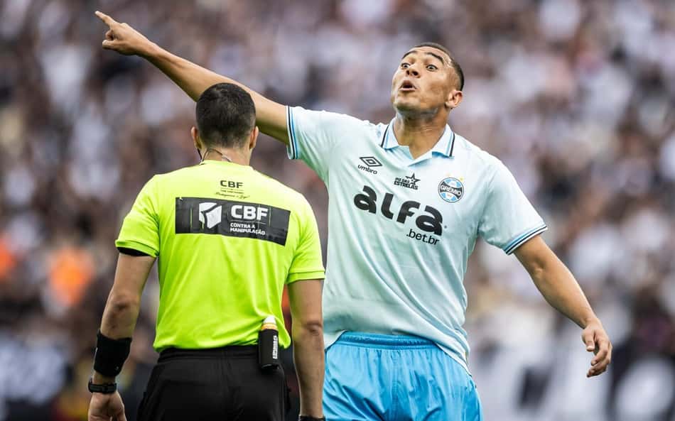 Decisão da arbitragem em Corinthians x Grêmio revolta torcedores: 'Inacreditável'