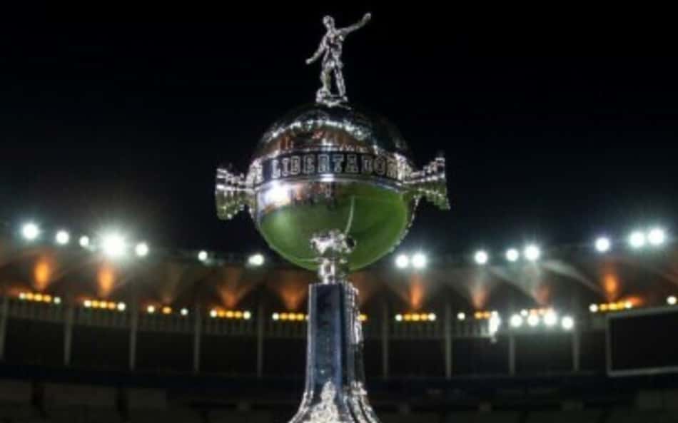 Taça da Libertadores aparece quebrada durante festa do título