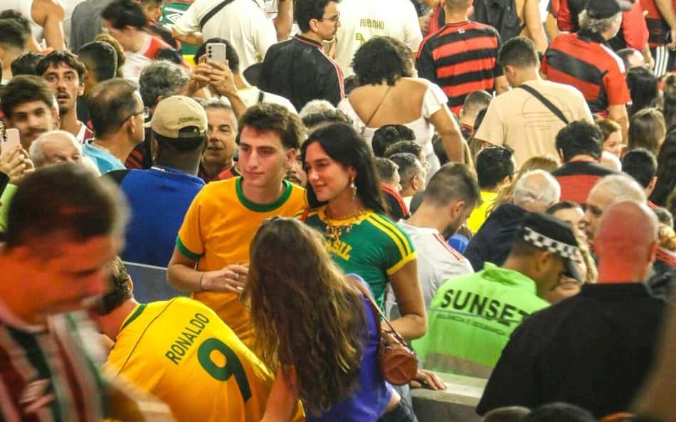 Dua Lipa reage a golaço do Fluminense contra o Flamengo; assista
