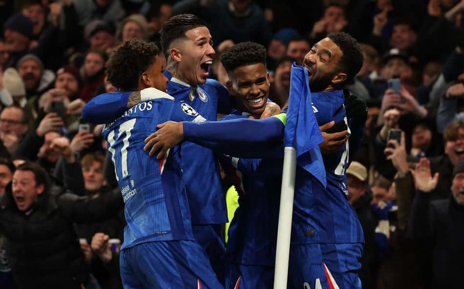Chelsea comemora gol de Estêvão diante do Barcelona (Foto: Adrian Dennis / AFP)