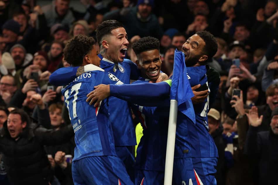 Chelsea comemora gol de Estêvão diante do Barcelona (Foto: Adrian Dennis / AFP)