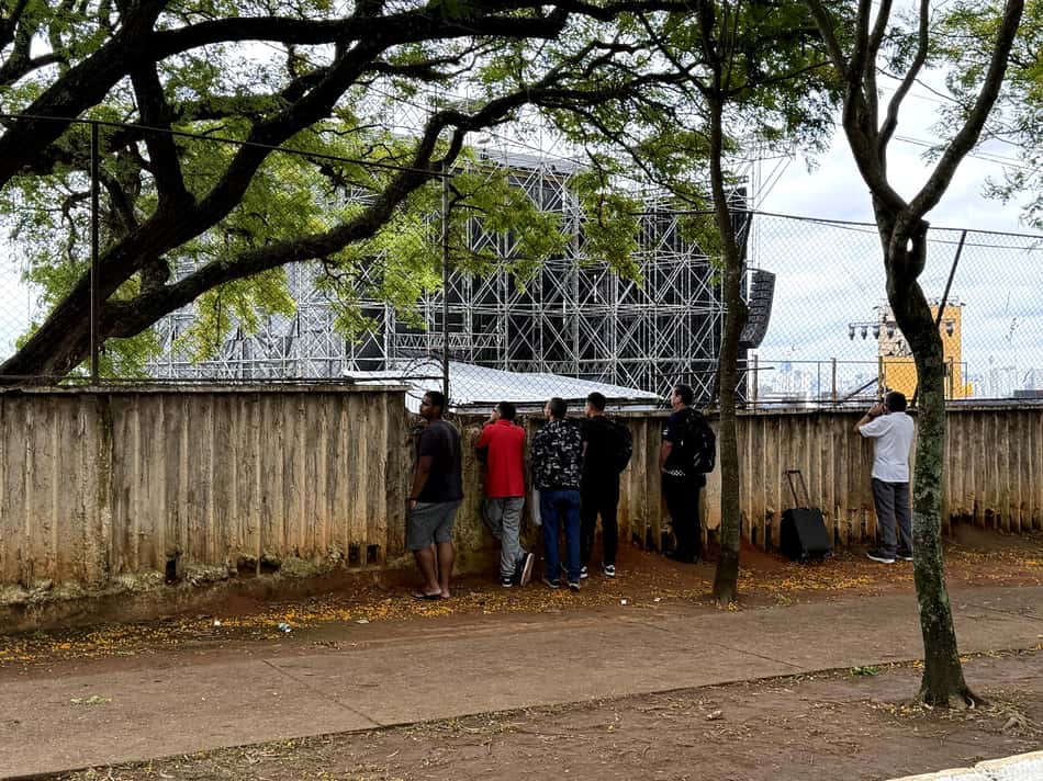 Fãs aproveitam muro baixo para assistir ao GP do Brasil na F1 (Foto: Beatriz Pinheiro/Lance!)