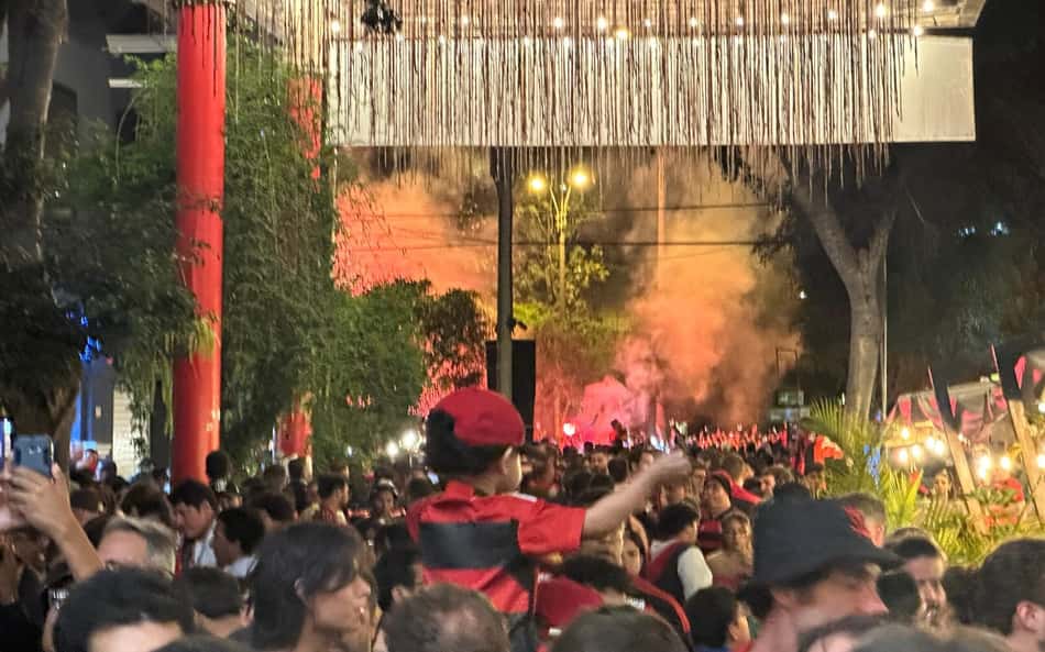 Festa da torcida do Flamengo em Lima (Foto: Lucas Bayer/Lance!)