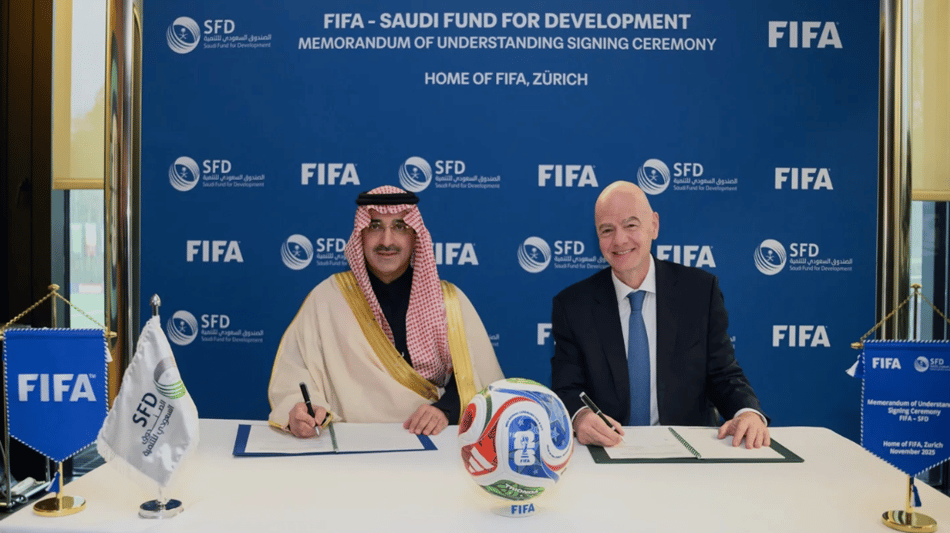 Presidente da Fifa, Gianni Infantino, assinou acordo com o Fundo Saudita (Foto: Divulgação/Fifa)