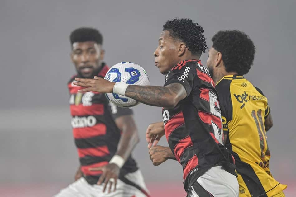 Plata jogador do Flamengo durante partida contra o Sport no Maracanã pelo Campeonato Brasileiro 2025 (Foto: Thiago Ribeiro/ Agif/Gazeta Press)