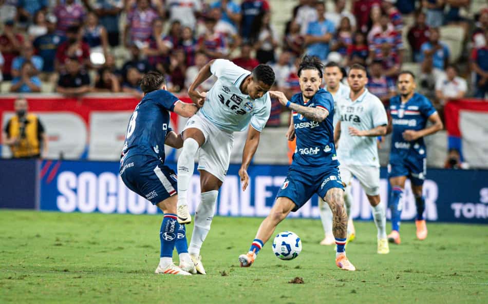 FORTALEZA, CE, 09.11.2025-BRASILEIRO SERIE A-FORTALEZA (CE) X Fortaleza e Grêmio se enfrentam no Castelão (Foto: WENDESON CRUZ/Agência F8/Gazeta Press) Agencia F8/Agencia F8