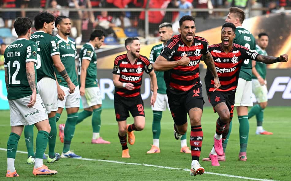 Danilo comemora gol pelo Flamengo na final da Libertadores de 2025 contra o Palmeiras (Foto: Luis Acosta/AFP)
