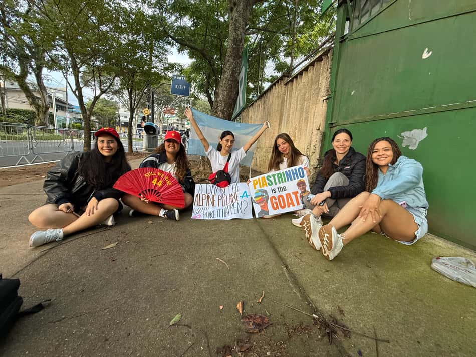 Larissa, Luiza, Nayla, Giulia, Fabiana e Hevelin madrugaram na fila
