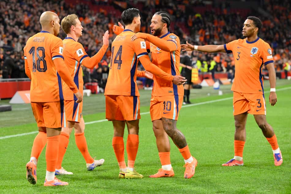 Holanda comemora gol diante da Lituânia nas eliminatórias para a Copa do Mundo (Foto: John Thys / AFP)