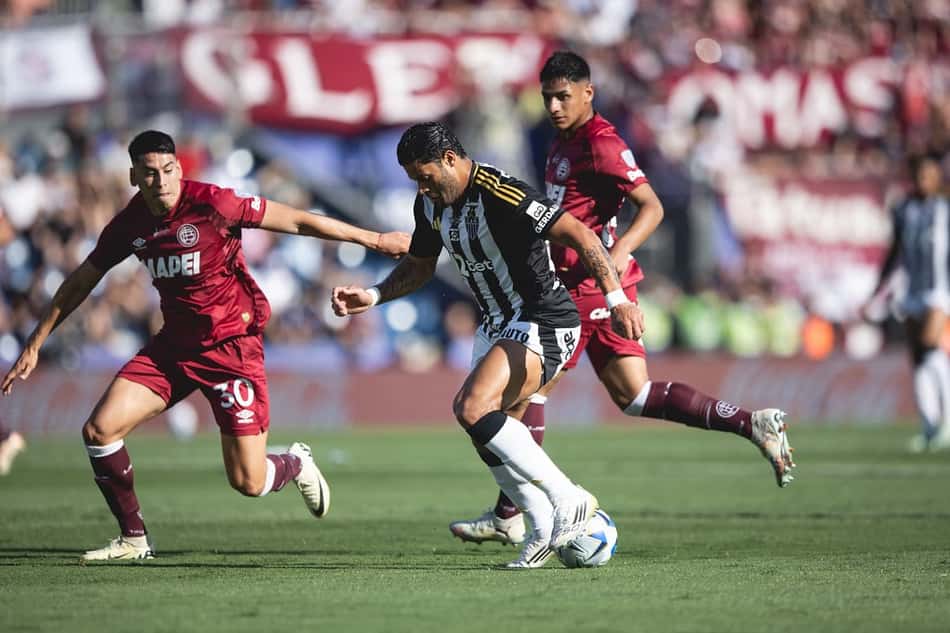 Hulk conduz a bola em Atlético-MG x Lanús (Foto: Pedro Souza / Atlético-MG)