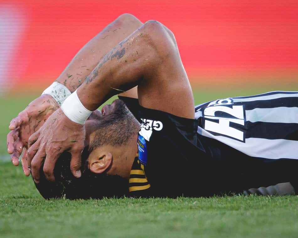 Hulk no chão após perder pênalti (Foto: Pedro Vale)