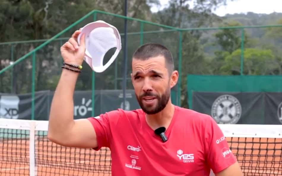 Guilherme Teixeira, técnico de João Fonseca, cumpre a promessa de cortar o cabelo (Foto: Gabriel Gaudencio)
