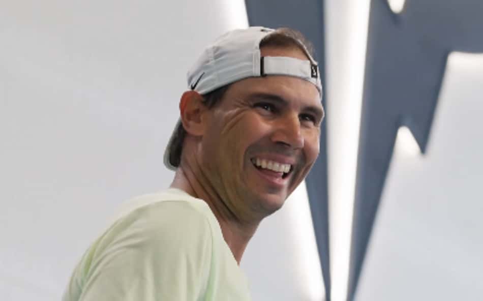 O ex-tenista espanhol Rafael Nadal sorri em treino com a filipina Alexandra Eala (Reprodução)