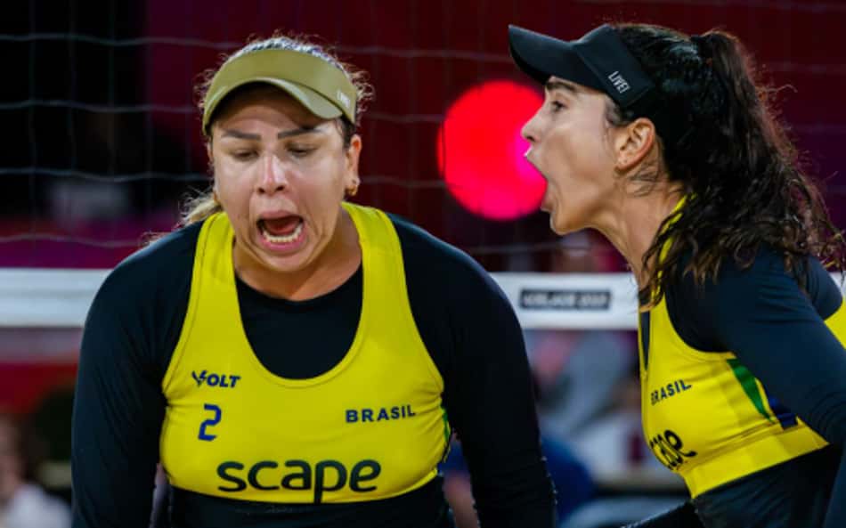 Rebecca (e) e Carol em uma das partidas do Mundial da Austrália (Divulgação)