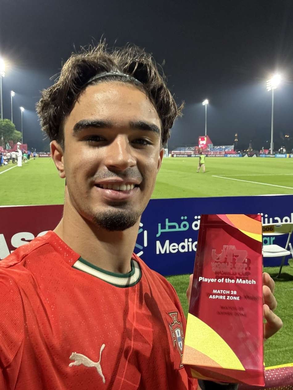 Mateus Mide com o prêmio de melhor jogador em campo após a vitória sobre a Suíça (Foto: Reprodução)