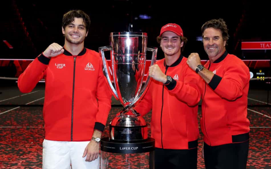 João Fonseca entre o americano Taylor Ftitz (e) e o australiano Patrick Rafter na Laver Cup (Divulgação)
