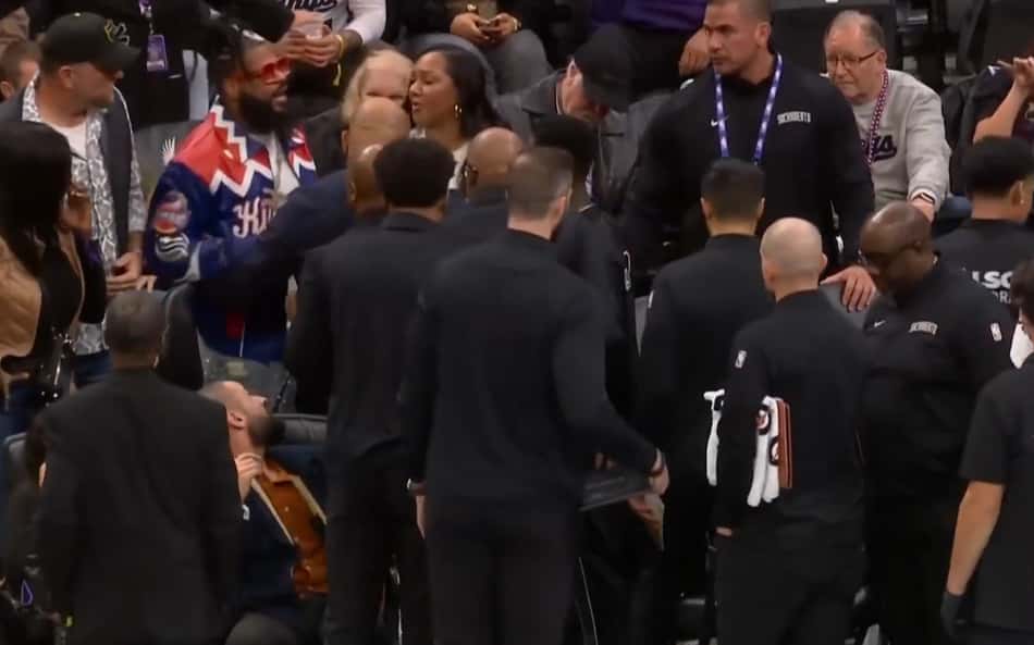 Torcedor invade banco, grita com jogadores e interrompe partida da NBA; veja