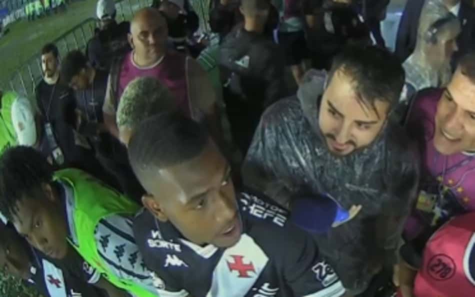 Rayan responde ao vivo sobre condições de jogo em Vasco x Internacional