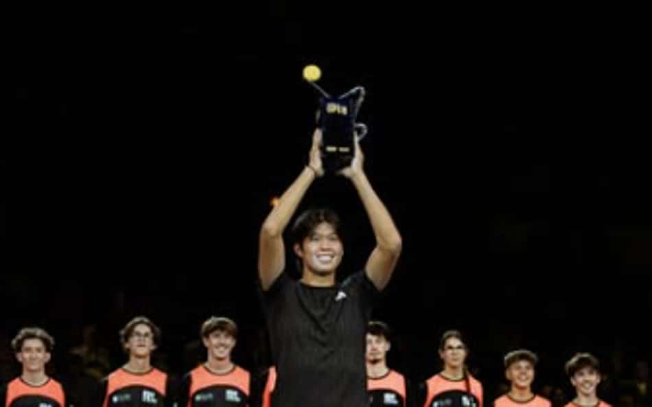 O americano Learner Tien ergue seu primeiro ATP na carreira (Divulgação)