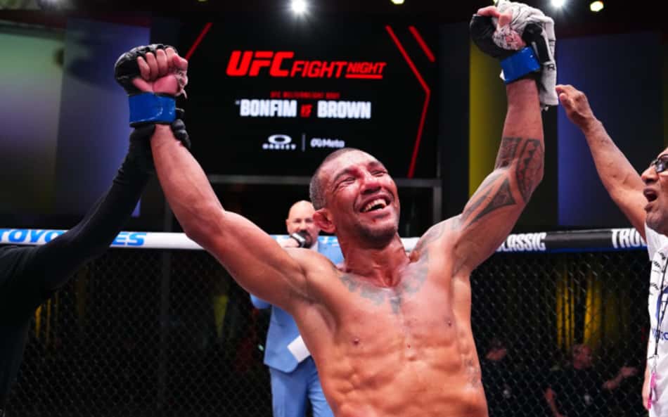 A emoção de Raoni Barcelos com a quarta vitória seguida no UFC (Divulgação)