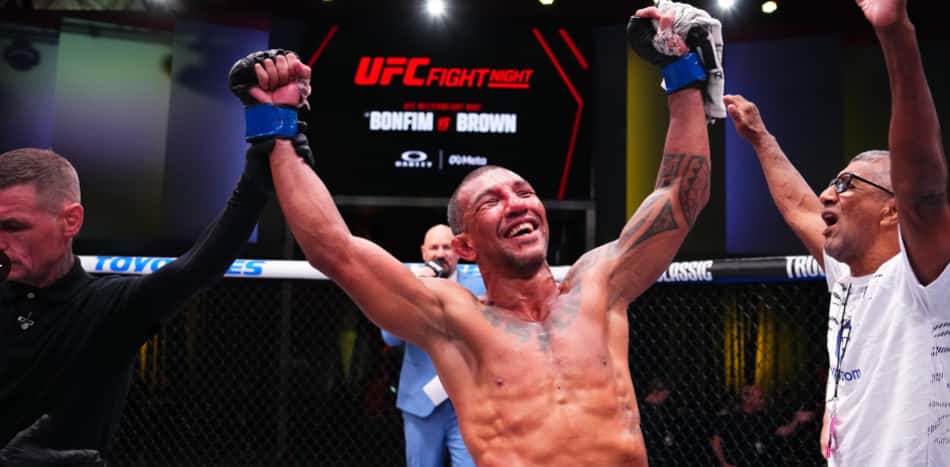 A emoção de Raoni Barcelos com a quarta vitória seguida no UFC (Divulgação)